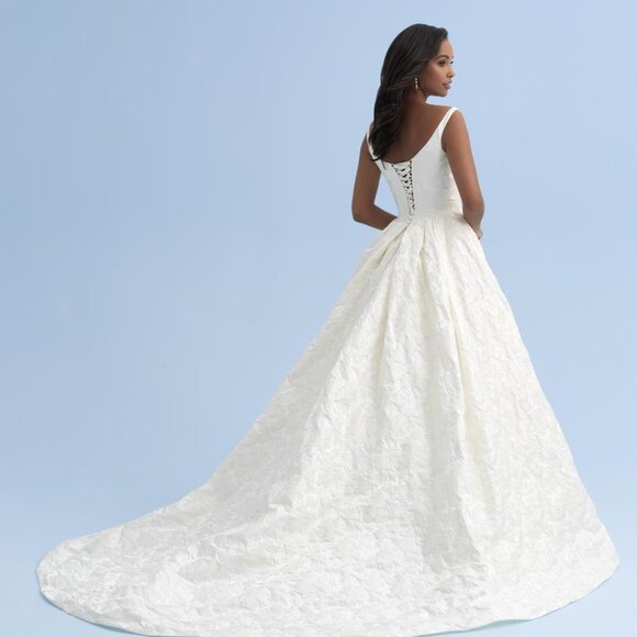 Beautiful Brand New Wedding Dress From Disney Collection - Picture 4 of 6